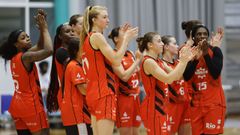 Las jugadoras del Ensino aplauden a sus aficionados en la ltima Copa Galicia