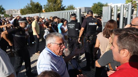 Agentes de Polica y familiares de los alumnos ante el instituto de Jerez donde ha tenido lugar la agresin este jueves