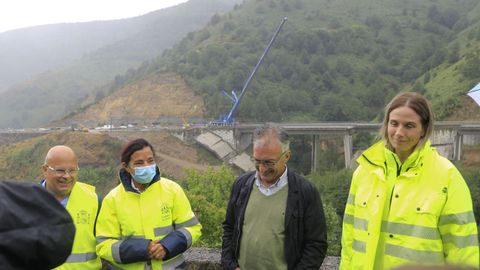 De izquierda a derecha: Faustino Snchez, subdelegado del Gobierno en Len; Isabel Rodrguez, su homloga de Lugo; Luis Raposo, alcalde de Pedrafita, y Beatriz Gonzlez, jefa de la Unidad de Carreteras de Lugo e ingeniera responsable de la obra en marcha.