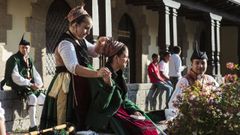 Dos ni�as de la Banda de Gaitas 'Ciudad de Cangas de On�s' se componen mientras esperan la llegada de la familia real