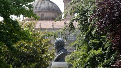 Busto del cardenal, en el Parque dos Condes, con el colegio que fund� de fondo