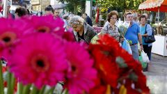 Flores para difuntos, ayer, en la feria de Carballo.