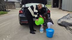 En la granja del mazaricano Carlos Oz�n tambi�n se reparti� leche 