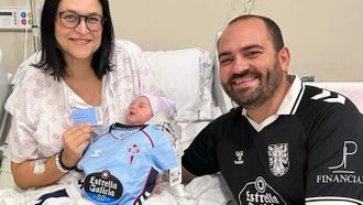 Xulia Garrido y Alberto Carballo, con su peqeño recién nacido, Roi, carné número 40.000 del Celta.