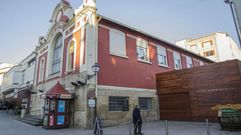 Al fondo, a la izquierda, entrada a los puestos de la plaza de abastos