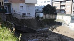 El derrumbe ha dejado completamente lleno de tierra y escombros el patio escolar colindante