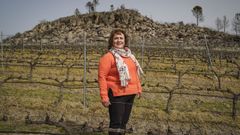 Josefa �lvarez, Morena das Ch�s, en una de sus vi�as, al pie del Castro de Lobarz�n, en As Ch�s (O�mbra).