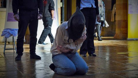 Perfomance contra la violencia de g�nero en la plaza del Ayuntamiento de Oviedo 