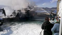 La extinci�n del incendio que caus� cuantiosos da�os en el Con Negro, desde el patrullero de la Guardia Civil del Mar
