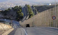 La vigilancia de la valla fronteriza es constante.