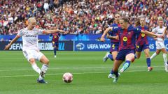 Pernille Harder, del Bayern de M�nich, golpea el bal�n durante la semifinal de la Champions League ante el Barcelona.