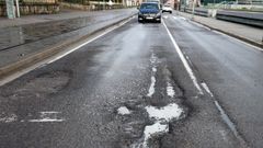 Los socavones son bien visibles en una zona reci&eacute;n asfaltada