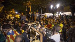 Manifestantes sobre un coche de la Guardia Civil el 20 de septiembre del 2017, en Barcelona