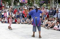 Malabares y representaciones teatrales en la Alameda captaron la atenci�n de los ni�os. 