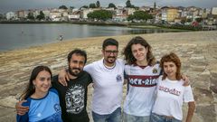 Parte dos integrantes da asociaci�n do Rock in Rian, promotores da iniciativa que quere ser unha homenaxe �s familias de Rianxo.
