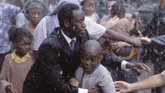 La labor de Rusesabagina en el hotel Mil Colinas inspiró la película «Hotel Ruanda» (2004)