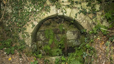 Antigua fuente de cantera en el lugar de Amboade