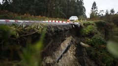 La tuber�a que lleva el agua a San Cibrao y a otros n�cleos qued� al descubierto tras el desprendimiento del vial