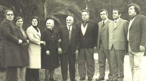 Los hermanos Romar L�pez, junto a sus padres, en imagen de archivo recogida en el portal Fornelos.net