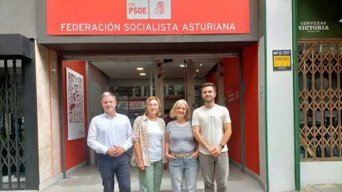 AMSO FSA-PSOE.Los tres candidatos a las primarias a la AMSO-PSOE, Enrique Fern�ndez Nu�o, Almudena Cueto y Sergio Llera, junto a la secretaria general de la AMSO, Delia Losa