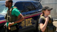 Agentes de ICE ante el centro de detenci�n de Nueva Jersey
