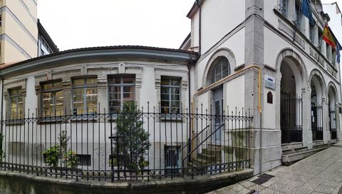 Colegio de La Luna (Dolores Medio) en Oviedo, obra del arquitecto y urbanista Juan Miguel de la Guardia