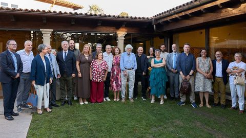 Foto de familia�dos asistentes � entrega dos�Premio Lois Pe�a Novo 2026, con Sergio �lvarez e Gael Garc�a en representaci�n do Celta.