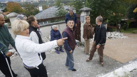 Vecinos de Montecoruto, en Ferrol, reunidos el pasado martes en el lugar del �ltimo accidente.