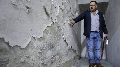 Jos� Uzal, presidente de la comunidad de vecinos, muestra la filtraci�n en un trastero.