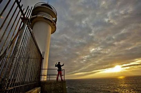 El faro Touri��n es uno de los lugares m�s publicitados en el proyecto del Concello de Mux�a.
