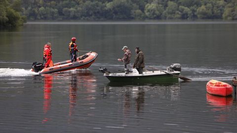 Equipos de Emergencias y voluntarios siguen rastreando las aguas y orillas del Miño en busca de Mitogo