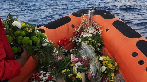 Flores en una lancha de Cruz Roja en una ofrenda a los nufragos en Burela (foto de archivo)