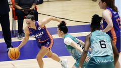 Sotolov� en una acci�n del Baxi frente al Estepona, que arrebata a las ferrolanas el billete al play off. 