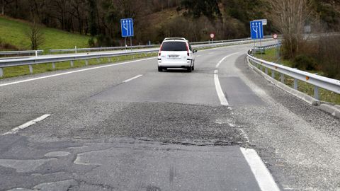 Subida de O Cereixal, con el carril derecho destrozado