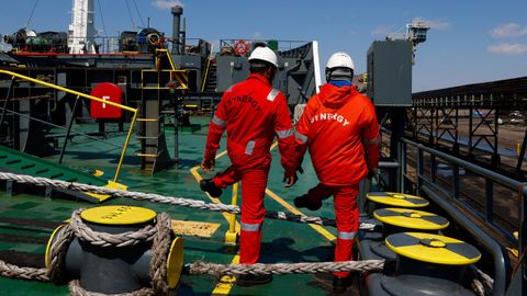 Tripulantes caminan sobre la cubierta del Klara Oldendorff, uno de los barcos varados en el puerto de Baltimore tras el derrumbe del puente Francis Scott Key.