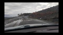 Escombros sobre la calzada en la carretera de Quiroga a Folgoso do Courel