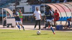 Richard Boateng conduce el balon en un encuentro con el Melilla