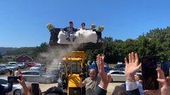 Arroz para los novios desde la excavadora en una boda en Brens