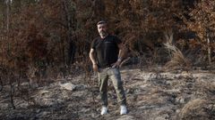 Fernando Blanco, Fer, que vive en la aldea de A Veiga y está organizando un proyecto de reforestación en Carballeda de Avia, muy afectada tras los incendios forestales del verano pasado.