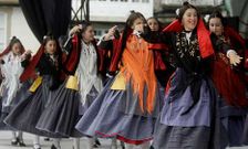 Uno de los grupos que bailaron ayer en la Mostra Folcl�rica de Viveiro, que abarrot� la Plaza de Santa Mar�a. 