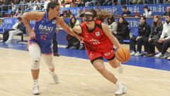 Alicia Fl�rez trata de progresar ante la defensa de Moira Joiner en el derbi Baxi Ferrol-Ensino