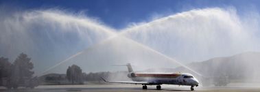 La aeronave que hace la ruta entre Vigo y M�laga fue bautizada ayer en el aeropuerto de Peinador con los chorros de agua de dos camiones de bomberos. 