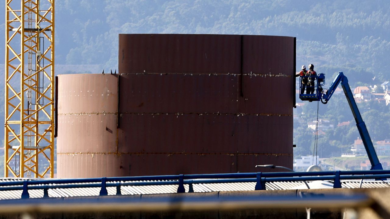 Dos nuevos silos para cemento de 35 metros de altura toman forma en el puerto de Vigo