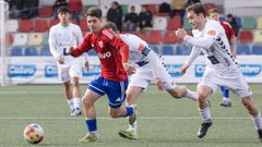 El carball&eacute;s Iago Novo conduce el bal&oacute;n en un lance del partido entre el Berganti&ntilde;os y la Sarriana.