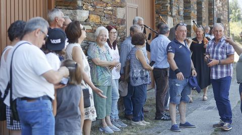 Los vecinos de Vilamor aguardaban la llegada de la reina em�rita