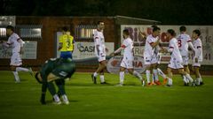 Los jugadores del Noia celebran uno de los goles que les dieron el triunfo ante el Cambados.