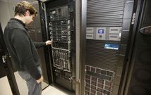 Un trabajador, ante uno de los servidores que alojan la plataforma Smart City. 