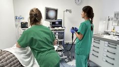 Em la imagen, profesionales del CHUF realizan una prueba en la nueva sala de Digestivo