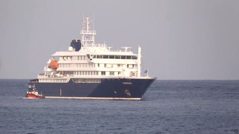 El buque�MV Hondius, fondeado en Cabo Verde, en una imagen tomada este martes.