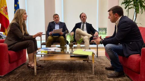 La conselleira de Pol�tica Social, Fabiola Garc�a, se reuni� con el acalde de Manzaneda, Pedro Y��ez